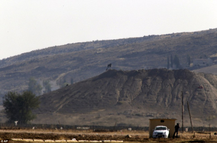 Trong khi đó, các chiến binh IS vẫn tiếp tục giao tranh với dân quân người Kurd ở Kobane. Trong khi đó, các chiến binh IS vẫn tiếp tục giao tranh với dân quân người Kurd ở Kobane.