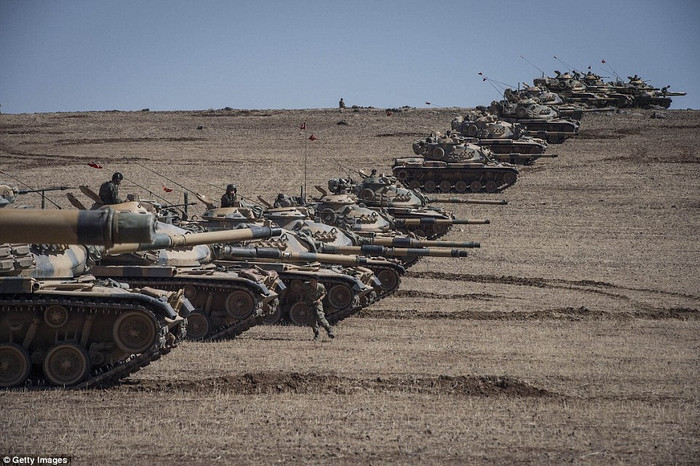 Quân đội Thổ Nhĩ Kỳ triển khai gần biên giới Syria. Quân đội Thổ Nhĩ Kỳ triển khai gần biên giới Syria.