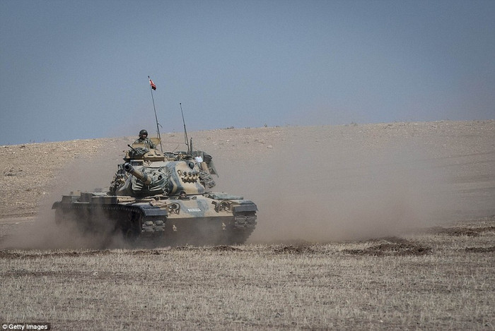 Quân đội Thổ Nhĩ Kỳ triển khai gần biên giới Syria. Quân đội Thổ Nhĩ Kỳ triển khai gần biên giới Syria.