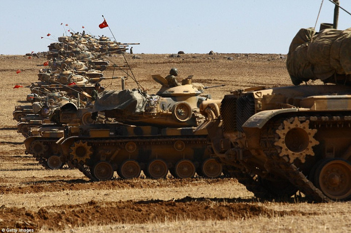 Ít nhất 14 xe tăng của quân đội Thổ Nhĩ Kỳ đang hướng về Kobane. Ít nhất 14 xe tăng của quân đội Thổ Nhĩ Kỳ đang hướng về Kobane.