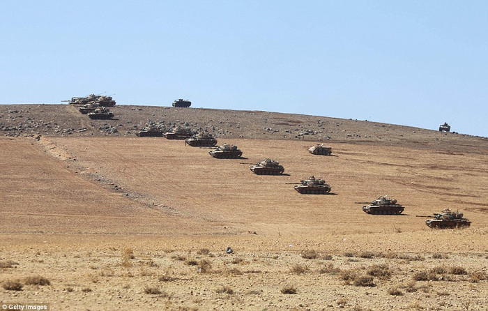 Dàn xe tăng được triển khai ngay sát hàng rào dây thép gai ngăn cách lãnh thổ Thổ Nhĩ Kỳ và Syria. Dàn xe tăng được triển khai ngay sát hàng rào dây thép gai ngăn cách lãnh thổ Thổ Nhĩ Kỳ và Syria.