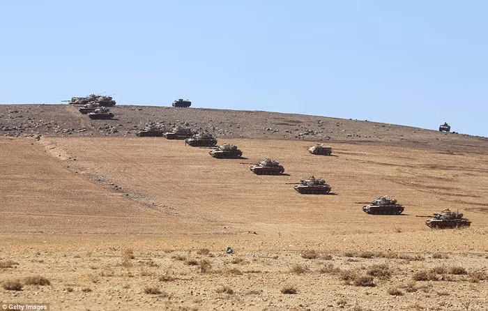Dàn xe tăng được triển khai ngay sát hàng rào dây thép gai ngăn cách lãnh thổ Thổ Nhĩ Kỳ và Syria.