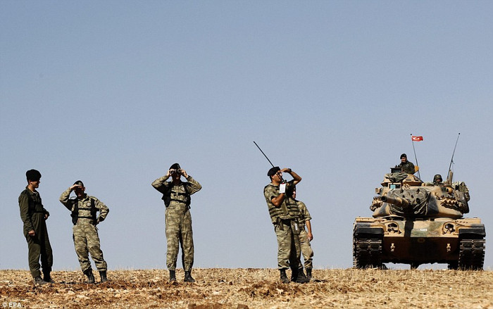 Quân đội Thổ Nhĩ Kỳ triển khai gần biên giới Syria. Quân đội Thổ Nhĩ Kỳ triển khai gần biên giới Syria.