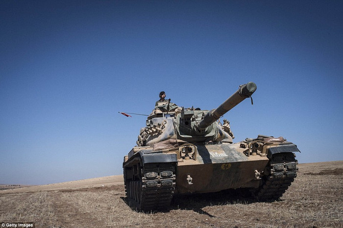 Quân đội Thổ Nhĩ Kỳ triển khai gần biên giới Syria. Quân đội Thổ Nhĩ Kỳ triển khai gần biên giới Syria.