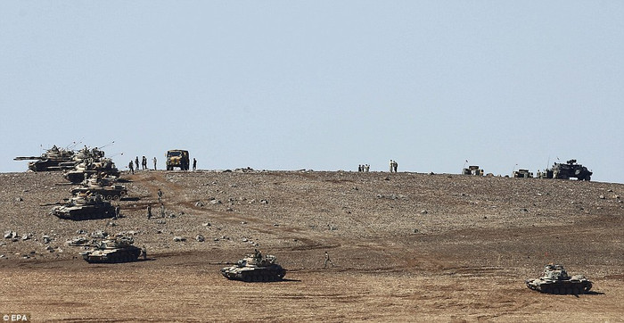 Quân đội Thổ Nhĩ Kỳ triển khai gần biên giới Syria. Quân đội Thổ Nhĩ Kỳ triển khai gần biên giới Syria.