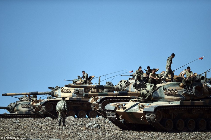 Quân đội Thổ Nhĩ Kỳ triển khai gần biên giới Syria. Quân đội Thổ Nhĩ Kỳ triển khai gần biên giới Syria.