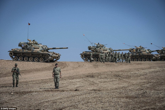 Quân đội Thổ Nhĩ Kỳ triển khai gần biên giới Syria. Quân đội Thổ Nhĩ Kỳ triển khai gần biên giới Syria.