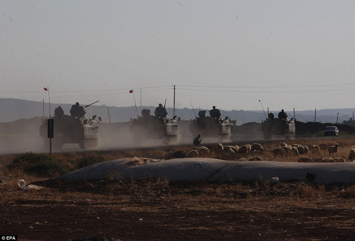 Quân đội Thổ Nhĩ Kỳ triển khai gần biên giới Syria. Quân đội Thổ Nhĩ Kỳ triển khai gần biên giới Syria.