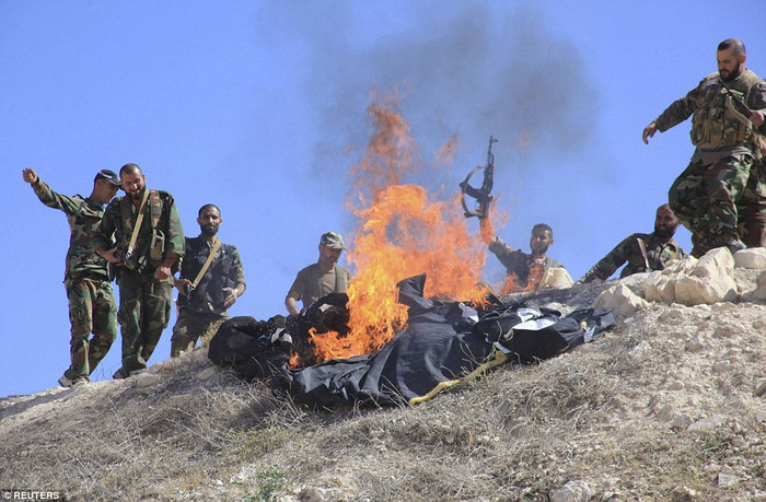 Lực lượng của Tổng thống Syria Bashar al-Assad đốt cờ của tổ chức khủng bố Mặt trận Al-Nusra liên kết với Al-Qaeda. Lực lượng của Tổng thống Syria Bashar al-Assad đốt cờ của tổ chức khủng bố Mặt trận Al-Nusra liên kết với Al-Qaeda.