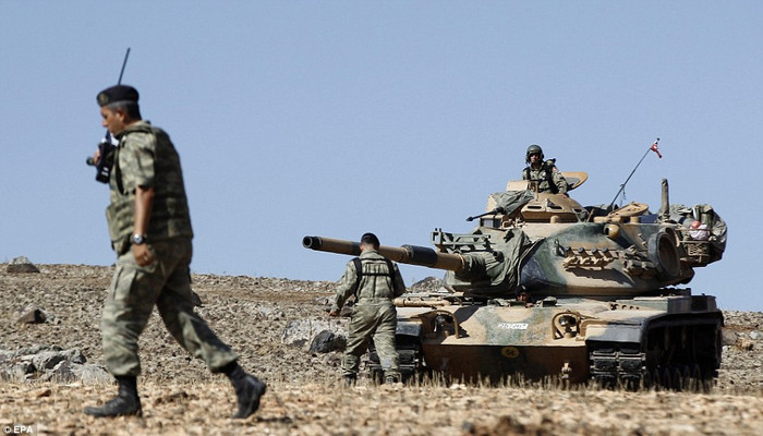 Quân đội Thổ Nhĩ Kỳ triển khai gần biên giới Syria. Quân đội Thổ Nhĩ Kỳ triển khai gần biên giới Syria.