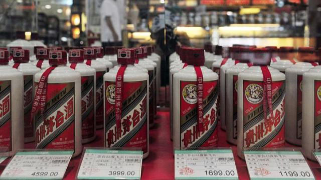 Rượu Mao Đài được đổ vào các vỏ chai rượu rẻ tiền hoặc chai nước khoáng để né lệnh cấm.