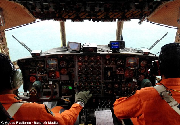 Máy bay mất tích mang theo 155 hành khách và 7 thành viên phi hành đoàn.