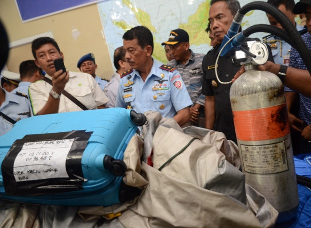 Các lực lượng chức năng Indonesia đang thu thập các thi thể và phần còn lại của chiếc máy bay trong điều kiện thời tiết trên biển Java đang rất xấu. Các lực lượng chức năng Indonesia đang thu thập các thi thể và phần còn lại của chiếc máy bay trong điều kiện thời tiết trên biển Java đang rất xấu.