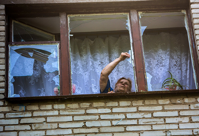 Cửa sổ nhà một người dân ở Slaviansk bị hỏng trong các cuộc tấn công của lực lượng chính phủ. Cửa sổ nhà một người dân ở Slaviansk bị hỏng trong các cuộc tấn công của lực lượng chính phủ.