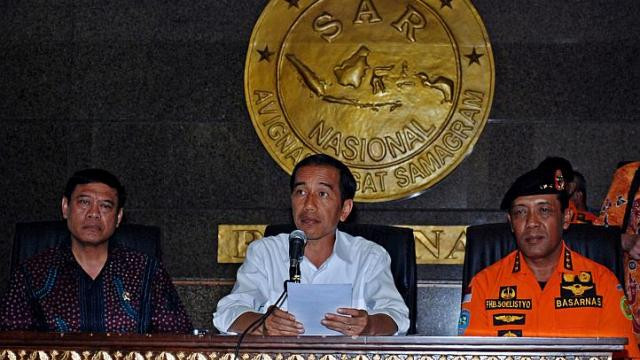 Tổng thống Indonesia Joko Widodo có mặt trực tiếp chỉ đạo công tác tìm kiếm cứu nạn tại Surabaya. Tổng thống Indonesia Joko Widodo có mặt trực tiếp chỉ đạo công tác tìm kiếm cứu nạn tại Surabaya.