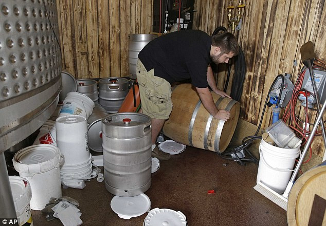 Các cơ sở sản xuất và kinh doanh rượu vang bị thiệt hại đáng kể trong thiên tai này. Các cơ sở sản xuất và kinh doanh rượu vang bị thiệt hại đáng kể trong thiên tai này.