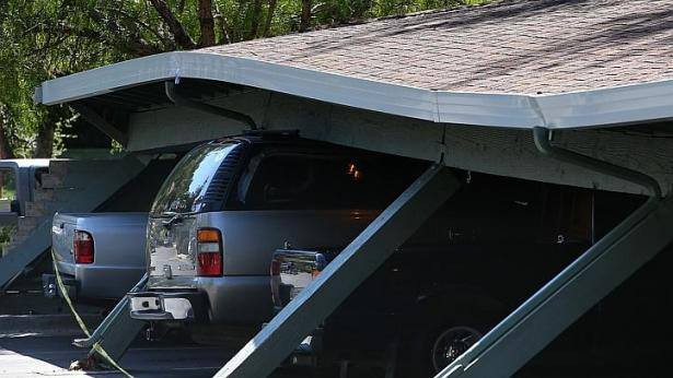 Xe hơi bị phá hủy. Xe hơi bị phá hủy.