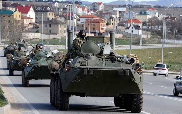 Xe bọc thép Nga lái xe trên đường Simferopol và Sevastopol Xe bọc thép Nga lái xe trên đường Simferopol và Sevastopol