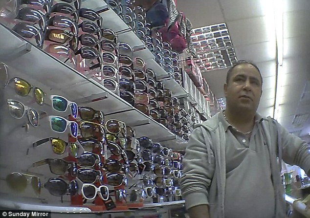 Cửa hàng bán kính mắt nhái bên trong chợ đen. Cửa hàng bán kính mắt nhái bên trong chợ đen.