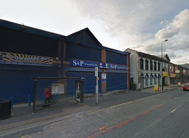 Các cửa hàng bán đồ nhái hoạt động tấp nập sau dãy cửa hàng đóng im ỉm này. Các cửa hàng bán đồ nhái hoạt động tấp nập sau dãy cửa hàng đóng im ỉm này.