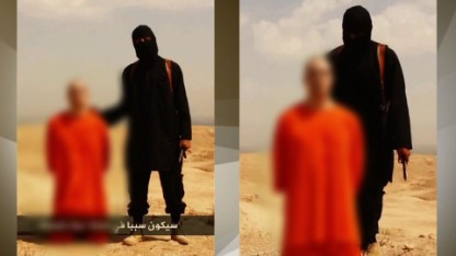 Chính quyền Syria tuyên bố Foley bị sát hại một năm trước, trong khi CNN cho biết các nhà điều tra nghi ngờ có hai nhân vật đeo mặt nạ xuất hiện trong đoạn video hành quyết nhà báo người Mỹ này. Chính quyền Syria tuyên bố Foley bị sát hại một năm trước, trong khi CNN cho biết các nhà điều tra nghi ngờ có hai nhân vật đeo mặt nạ xuất hiện trong đoạn video hành quyết nhà báo người Mỹ này.