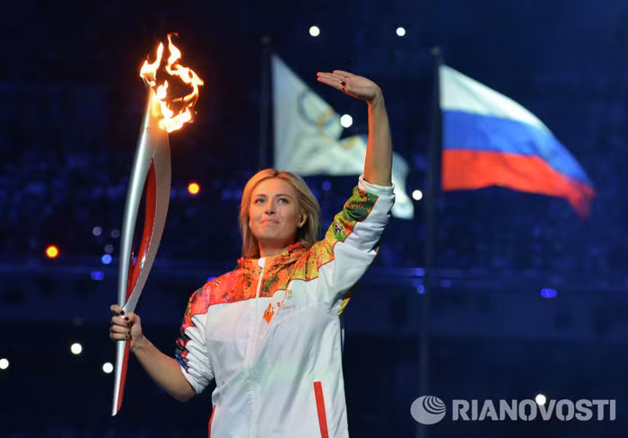 Maria Sharapova cầm ngọn đuốc Olympic tiến vào sân vận động.