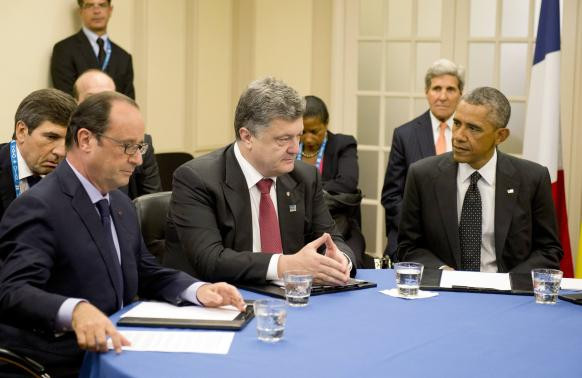 Tổng thống Ukraine Petro Poroshenko (giữa) tại Hội nghị thượng đỉnh NATO ngày 4/9/2014. Tổng thống Ukraine Petro Poroshenko (giữa) tại Hội nghị thượng đỉnh NATO ngày 4/9/2014.