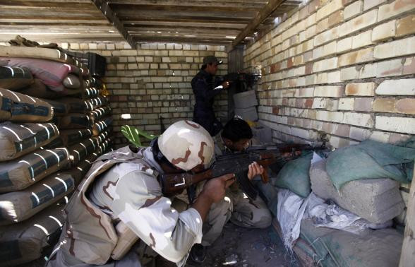 Lực lượng an ninh Iraq chiến đấu chống lại lực lượng khủng bố tấn công đánh chiếm các ngôi làng ở phía tây đất nước. Lực lượng an ninh Iraq chiến đấu chống lại lực lượng khủng bố tấn công đánh chiếm các ngôi làng ở phía tây đất nước.