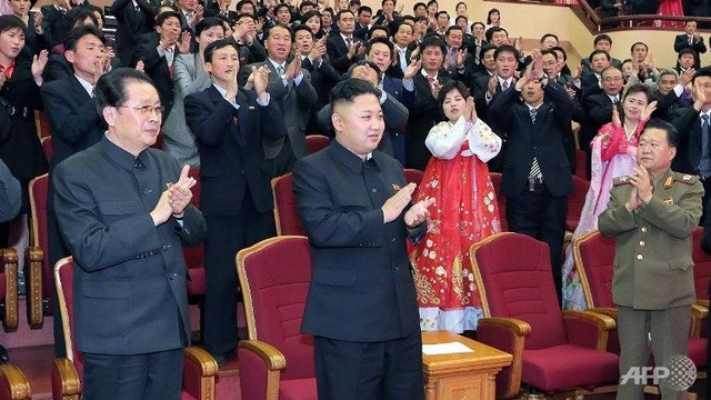 Jang Song-thaek (trái) và nhà lãnh đạo Triều Tiên Kim Jong-un (giữa) Jang Song-thaek (trái) và nhà lãnh đạo Triều Tiên Kim Jong-un (giữa)