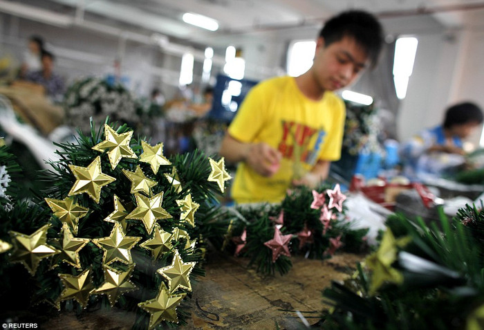 Các công nhân làm việc 10 giờ mỗi ngày suốt năm tại các công xưởng sản xuất đồ trang trí.
