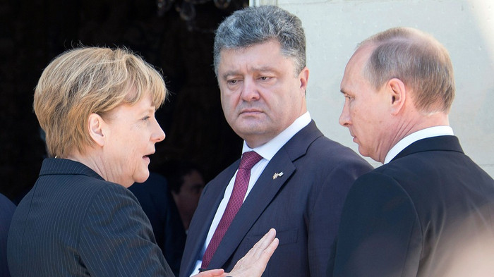 Từ trái qua phải: Thủ tướng Đức Angela Merkel, Tổng thống Ukraine Petro Poroshenko, Tổng thống Nga Vladimir Putin.
