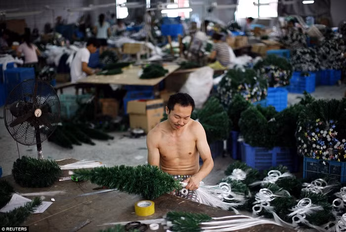 Công nhân tại xưởng sản xuất cây thông nhựa ở Yiwu.