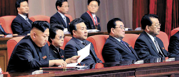 Nhà lãnh đạo Triều Tiên Kim Jong-un (trái) bên cạnh người cô ruột Kim Kyong-hui. Nhà lãnh đạo Triều Tiên Kim Jong-un (trái) bên cạnh người cô ruột Kim Kyong-hui.