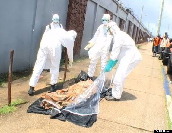 Người đàn ông xấu số chợt tỉnh dậy khi được đặt vào trong túi xác. Người đàn ông xấu số chợt tỉnh dậy khi được đặt vào trong túi xác.