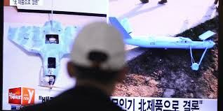 Một người dân Hàn Quốc theo dõi bản tin về việc UAV Triều Tiên rơi trên lãnh thổ Nam Hàn với những bức ảnh chụp dinh Tổng thống, động thái đặt dấu hỏi về hệ thống bảo mật an ninh của Seoul. Một người dân Hàn Quốc theo dõi bản tin về việc UAV Triều Tiên rơi trên lãnh thổ Nam Hàn với những bức ảnh chụp dinh Tổng thống, động thái đặt dấu hỏi về hệ thống bảo mật an ninh của Seoul.