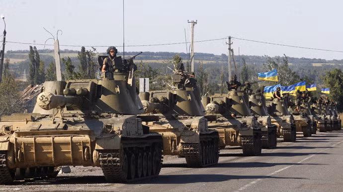 Đoàn xe tăng Ukraine di chuyển ở Donetsk. Đoàn xe tăng Ukraine di chuyển ở Donetsk.