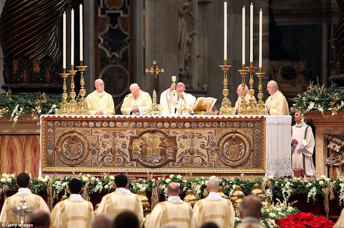 Theo Giáo hoàng, Giáng sinh là một dịp để nhớ rằng thông điệp hòa bình của Chúa &quot;mạnh hơn so với bóng tối và tham nhũng&quot;.