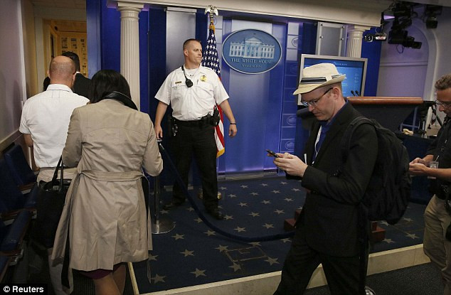 Vụ xâm nhập đã kích động một cuộc cơ tán bên trong Nhà Trắng. Vụ xâm nhập đã kích động một cuộc cơ tán bên trong Nhà Trắng.