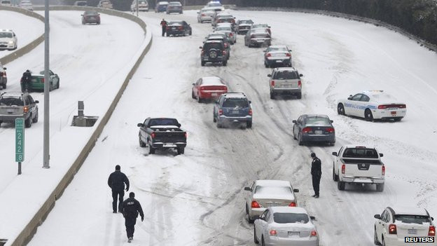 Bão tuyết khiến giao thông đình trệ. Bão tuyết khiến giao thông đình trệ.