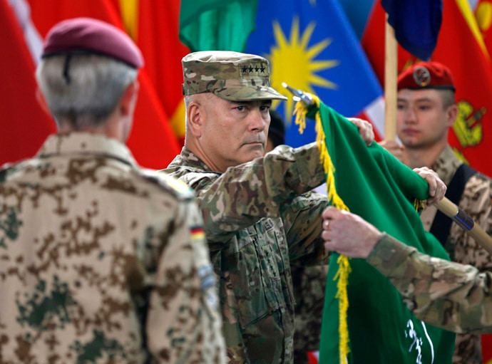 Lực lượng NATO trong lễ hạ cờ rút quân.