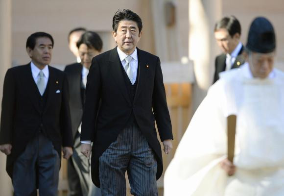 Thủ tướng Shinzo Abe thăm đền Yasukuni. Thủ tướng Shinzo Abe thăm đền Yasukuni.