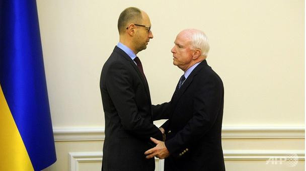 Thủ tướng tạm quyền Ukraine Arseniy Yatsenyuk (trái) hoan nghênh Thượng nghị sĩ đảng Cộng hòa Mỹ John McCain tại Kiev. Thủ tướng tạm quyền Ukraine Arseniy Yatsenyuk (trái) hoan nghênh Thượng nghị sĩ đảng Cộng hòa Mỹ John McCain tại Kiev.