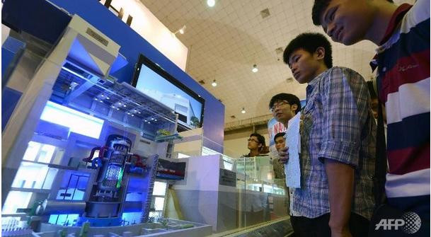 Sinh viên Việt Nam quan sát một mô hình nhà máy điện hạt nhân được thiết kế bởi Hitachi và General Electric trong một cuộc triển lãm điện hạt nhân quốc tế tại Hà Nội ngày 26 tháng 10 năm 2012. Sinh viên Việt Nam quan sát một mô hình nhà máy điện hạt nhân được thiết kế bởi Hitachi và General Electric trong một cuộc triển lãm điện hạt nhân quốc tế tại Hà Nội ngày 26 tháng 10 năm 2012.