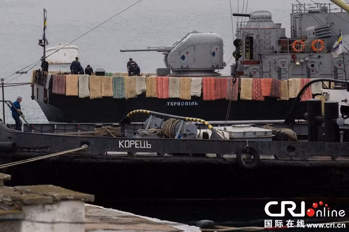 Tàu chiến Ucraine tại căn cứ.