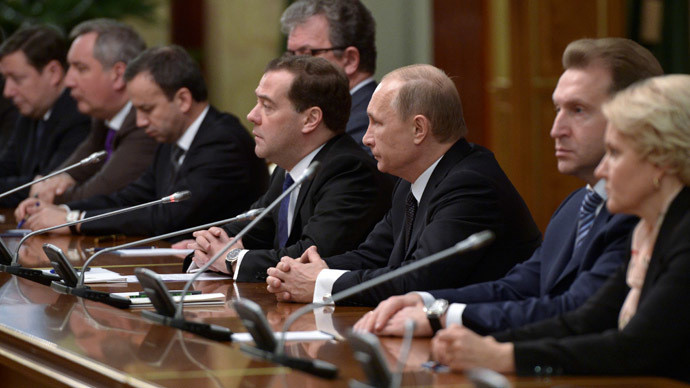 Tổng thống Nga Vladimir Putin (thứ ba từ phải sang) và Thủ tướng Dmitry Medvedev (thứ 4 từ phải sang) trong phiên họp nội các hôm 25/12. Tổng thống Nga Vladimir Putin (thứ ba từ phải sang) và Thủ tướng Dmitry Medvedev (thứ 4 từ phải sang) trong phiên họp nội các hôm 25/12.
