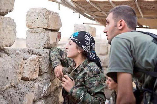 Những người Kurd Syria đang bảo vệ Kobani. Những người Kurd Syria đang bảo vệ Kobani.
