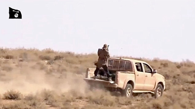 Khủng bố IS di chuyển trên sa mạc.