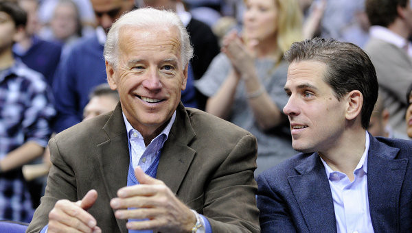 Phó Tổng thống Mỹ Joe Biden và con trai Hunter Biden. Phó Tổng thống Mỹ Joe Biden và con trai Hunter Biden.