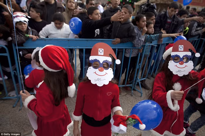 Trẻ em Palestine ăn mừng lễ Noel ở Bethlehem.