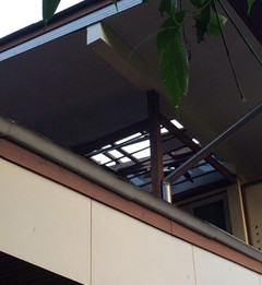 Nhà cựu Thủ tướng Abhisit Vejjajiva sau vụ tấn công. Nhà cựu Thủ tướng Abhisit Vejjajiva sau vụ tấn công.